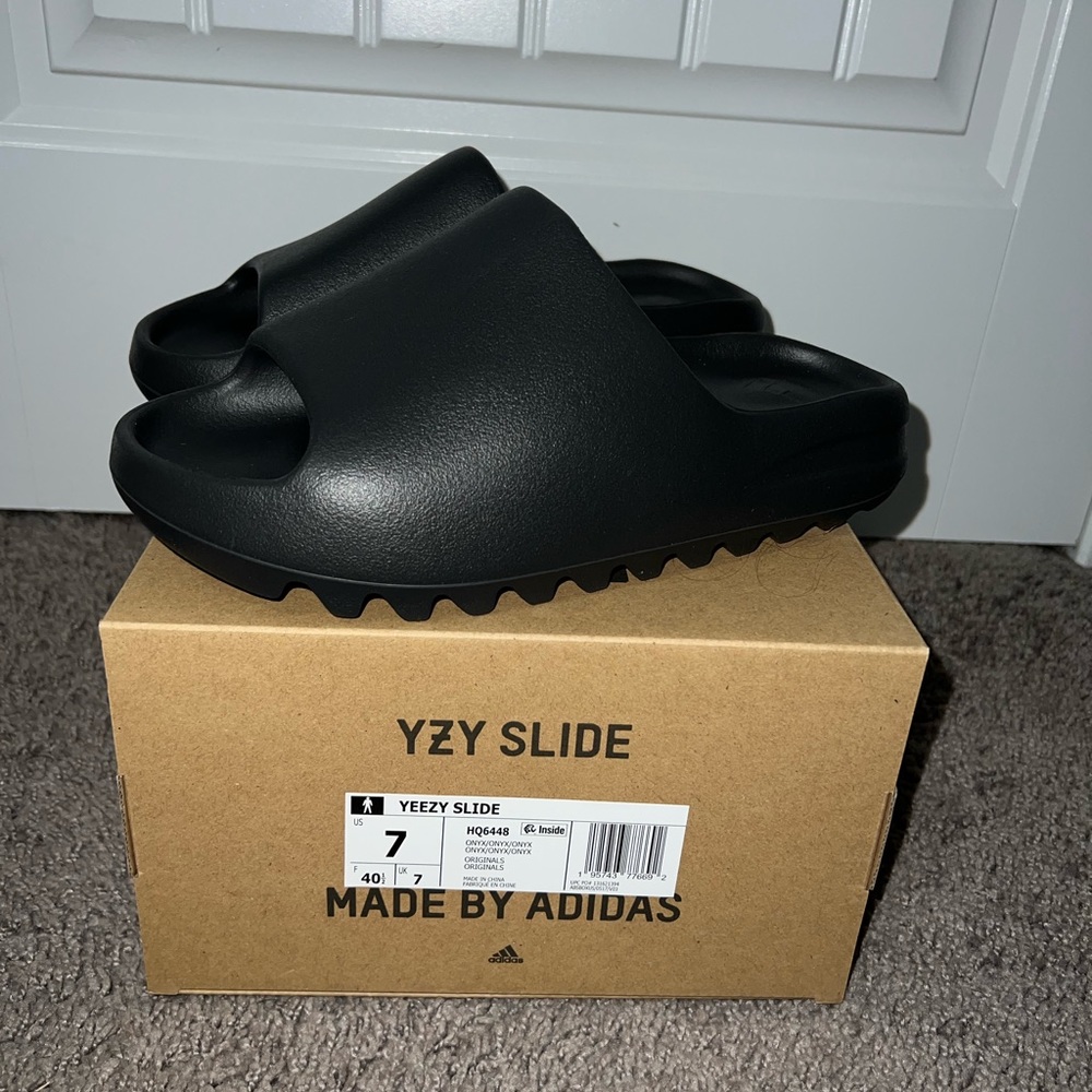 Yeezy slides “onyx”